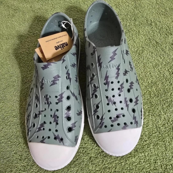 Native MISMATCH SIZE 1 AND 2 Jefferson Print Slip On Shoe Lightning Green NWT - Picture 6 of 13